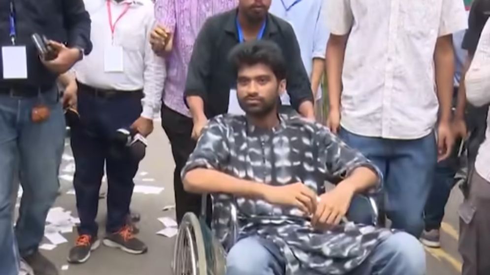 হুইল চেয়ারে বসে ভোট কেন্দ্রে মেঘমল্লার বসু