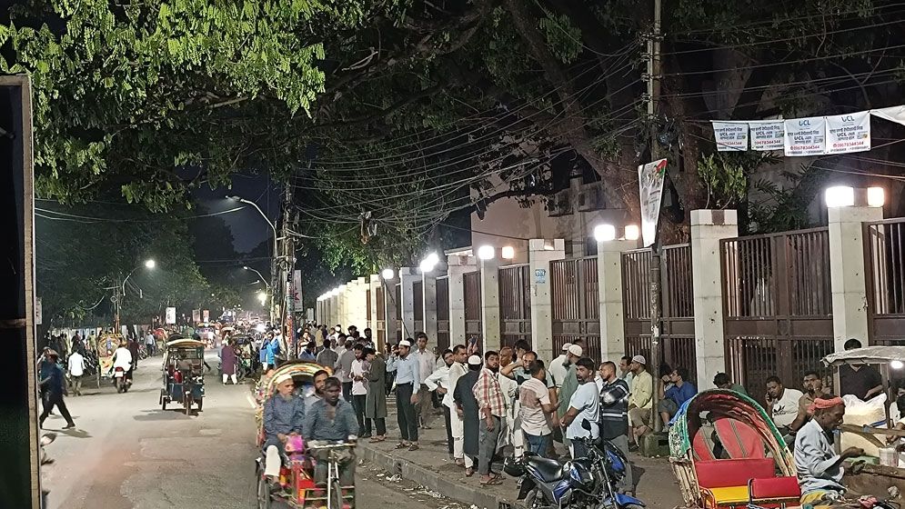 ডাকসু নির্বাচনের ফলাফল ঘোষণাকে ঘিরে মঙ্গলবার রাতে পলাশীর মোড় থেকে ঢাকেশ্বরী মন্দির পর্যন্ত অবস্থান নেন জামায়াত-শিবিরের নেতাকর্মীরা। ছবি: যুগান্তর
