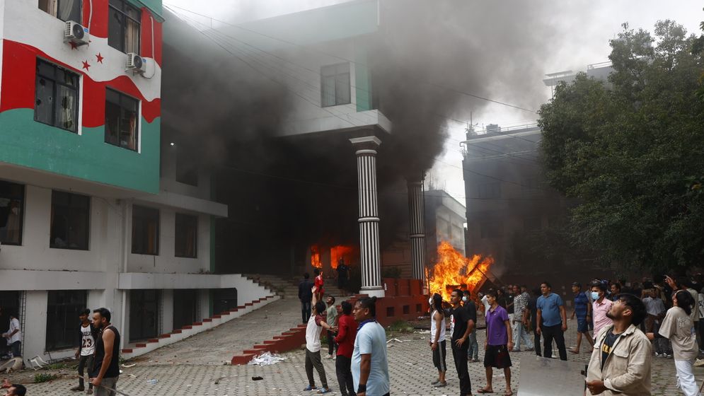 শাসকদল কংগ্রেসের কেন্দ্রীয় কার্যালয়ে বিক্ষোভকারীদের আগুন
