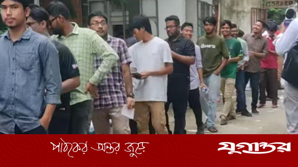 এক পোলিং অফিসারকে অব্যাহতি