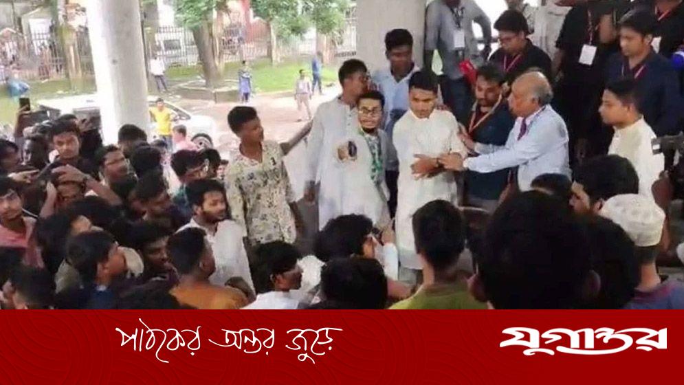 সিনেটের ভোটকেন্দ্রে হট্টগোল