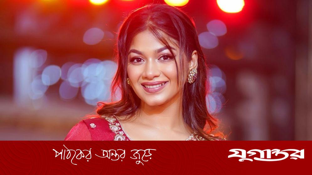 খোলা চুল আর মিষ্টি হাসিতে ধরা দিলেন ইভানা