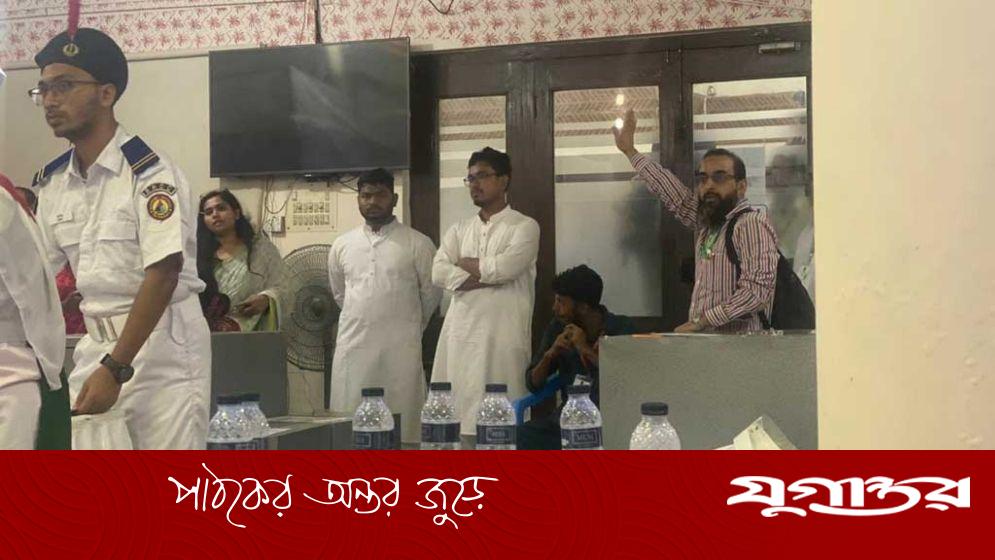 ভোট গণনা কক্ষে শিবিরের ভিপি প্রার্থী, যা জানা গেল