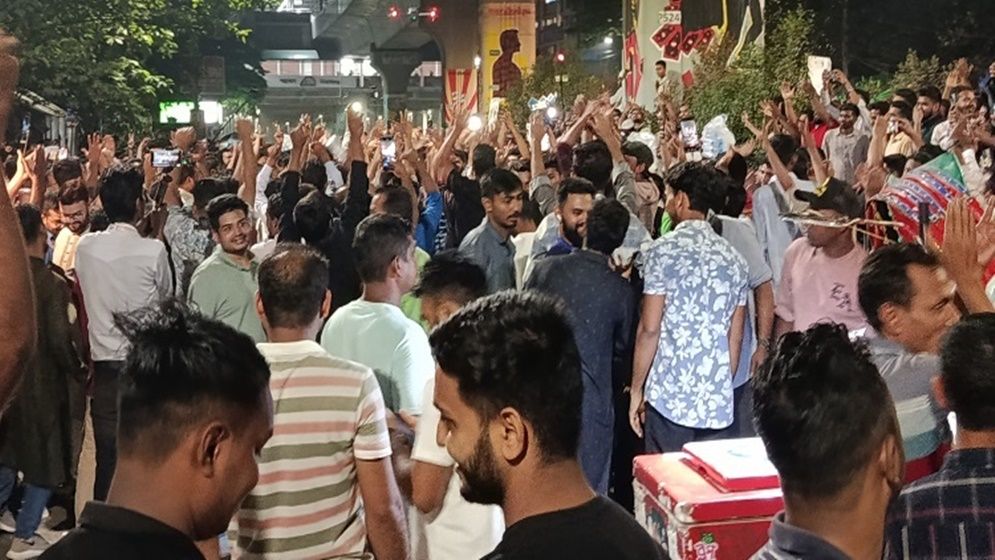 ‘তুমিও জানো আমিও জানি, সাদিক কায়েম বাংলাদেশি’ স্লোগান শিবিরের