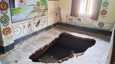 পাঁচ শিক্ষার্থী নিয়ে শ্রেণিকক্ষের মেঝে ধসে পুকুরে