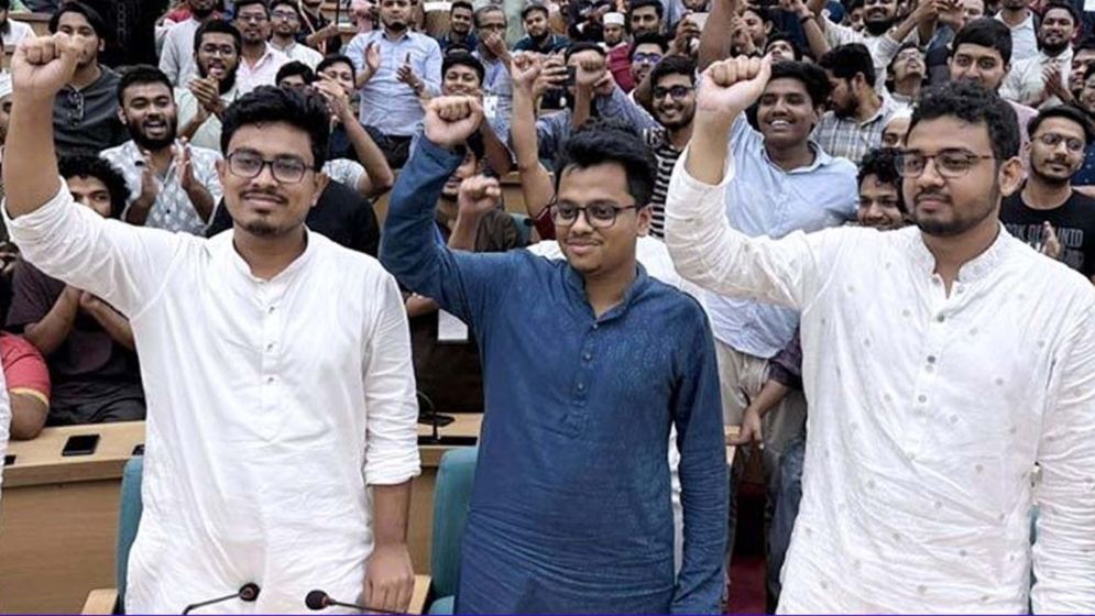 দ্য ডিসেন্ট এর ফলাফলে দেখা যায়, ভিপি, জিএস এবং এজিএস ৩টি পদেই শিবিরের প্রার্থীরা বড় ব্যবধানে এগিয়েছিলেন। বাস্তব ভোটেও সেটাই হয়েছে।