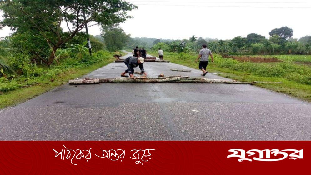 খাগড়াছড়িতে চলছে আধাবেলার সড়ক অবরোধ
