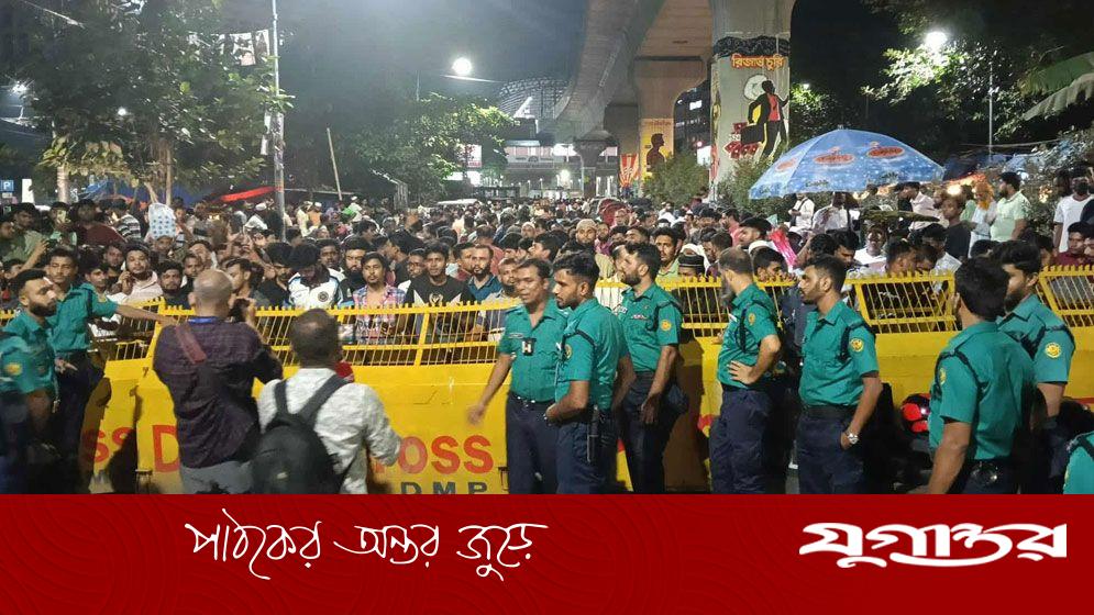 বিশ্ববিদ্যালয়ের প্রবেশদ্বারে নেতাকর্মীদের ভিড় ঠেকাতে হিমশিম খাচ্ছে আইনশৃঙ্খলা বাহিনী