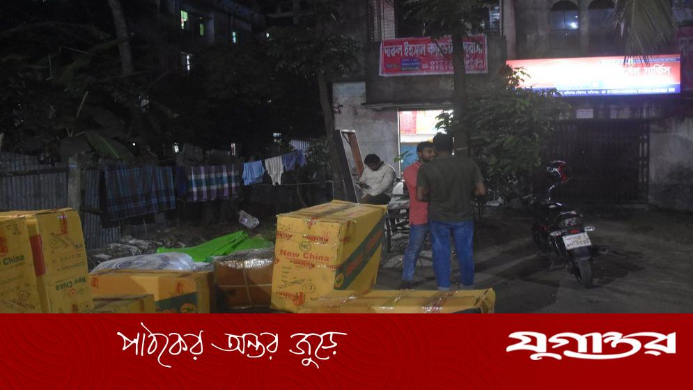 জননী এক্সপ্রেসে অভিযান, লাখ টাকার জুতা জব্দ