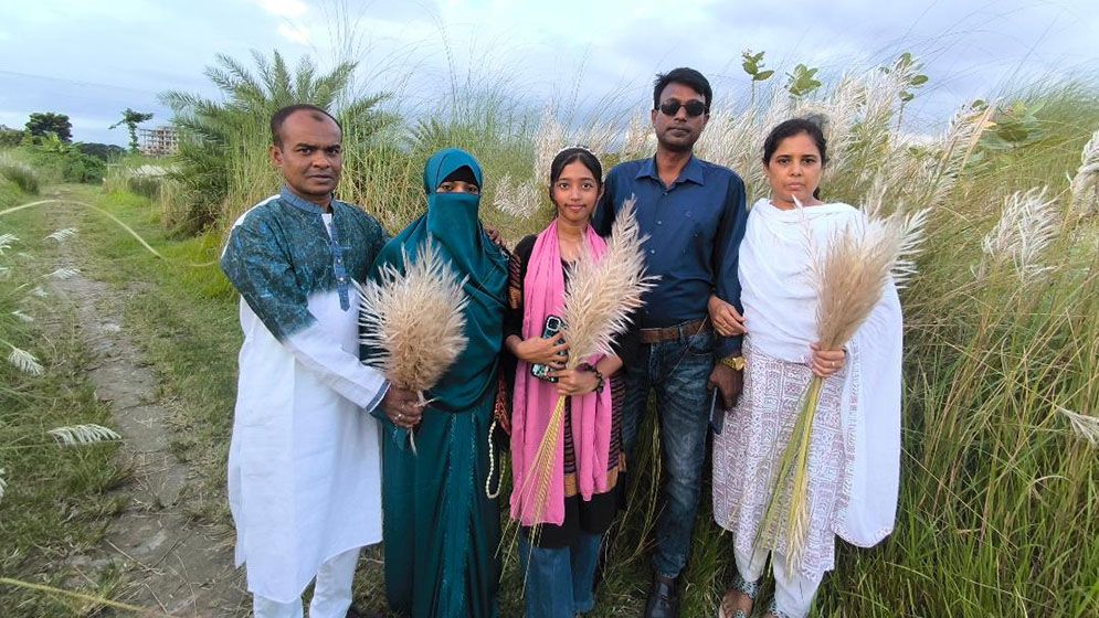 শরতের স্নিগ্ধতা ছড়াচ্ছে শ্বেত-শুভ্র কাশফুল
