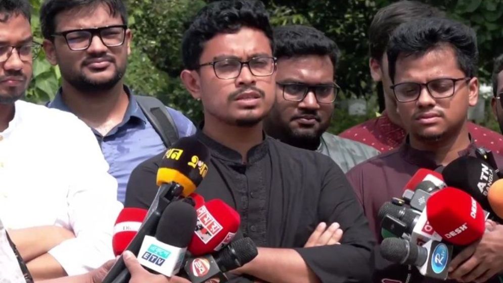 ডাকসুর নবনির্বাচিত ভিপি মো. আবু সাদিক ও জিএস এস এম ফরহাদসহ ঐক্যবদ্ধ শিক্ষার্থী জোট প্যানেলের নির্বাচিত নেতারা। ছবি: সংগৃহীত