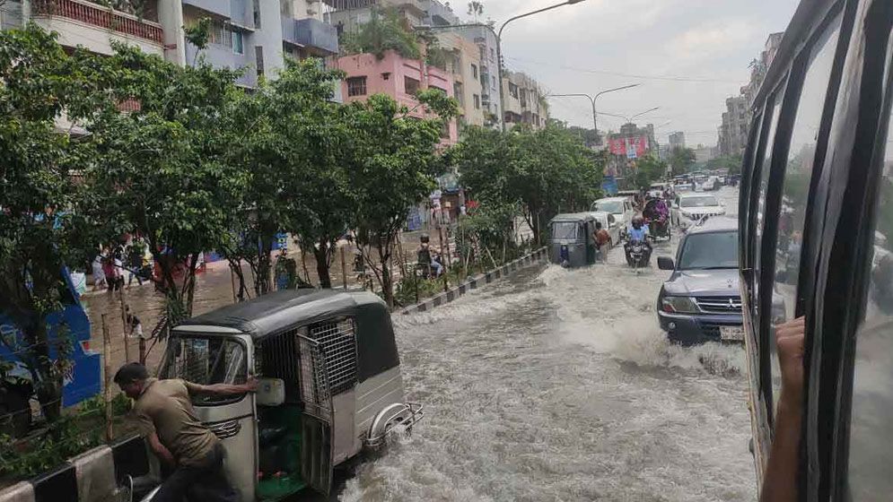 ভারি বৃষ্টিতে রাজধানীর বিভিন্ন স্থানে জলাবদ্ধতা