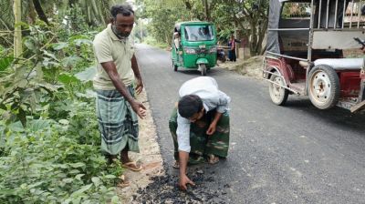 ঘষা দিতেই উঠে যাচ্ছে কার্পেটিং, ক্ষোভে ফুঁসছে এলাকাবাসী
