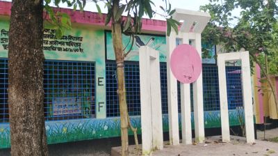 ঝুঁকিপূর্ণ ভবনে পাঠদান, আতঙ্কে শিক্ষার্থীরা