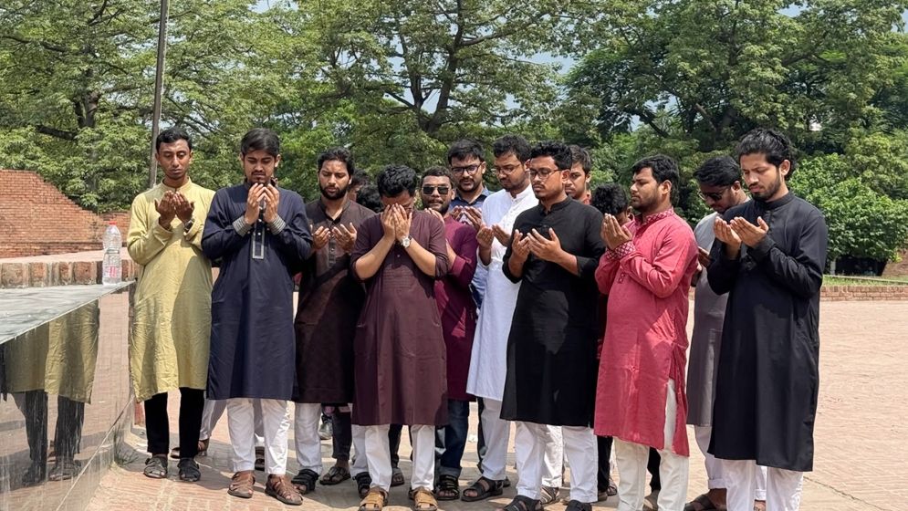 রায়েরবাজারে ৭১’র শহীদদের শ্রদ্ধা জানালেন ডাকসু নেতারা