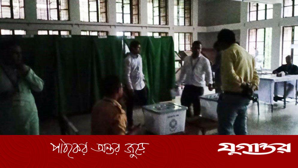 বাইরে বৃষ্টি ভেতরে অন্ধকার, চার্জার লাইটে চলছে ভোট গ্রহণ