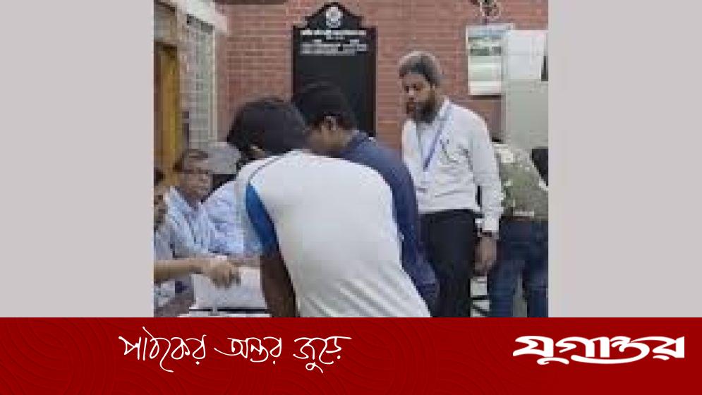 জাকসুতে লুঙ্গি পরে ভোট দিলেন শিক্ষার্থী, ভিডিও ভাইরাল