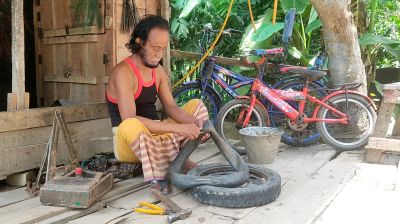 একসময়ের জনপ্রিয় বাউল শিল্পী সফিউল্লাহ এখন সাইকেল মেকানিক