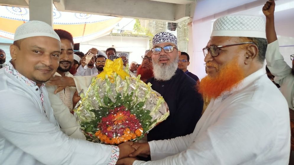 ফুল দিয়ে জামায়াতে যোগদানকারীদের বরণ করে নেওয়া হচ্ছে। ছবি: যুগান্তর