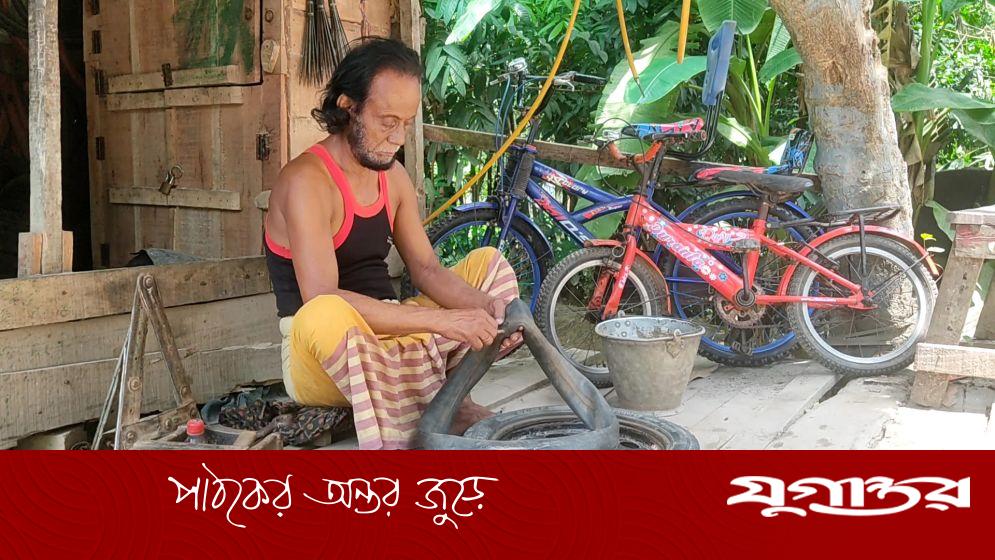 একসময়ের জনপ্রিয় বাউল শিল্পী সফিউল্লাহ এখন সাইকেল মেকানিক