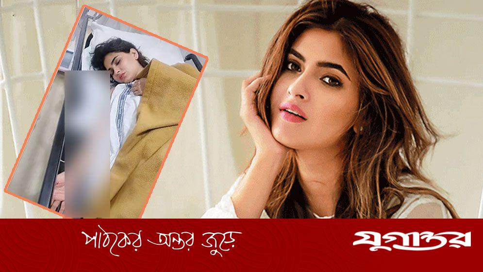 ভয়ে চলন্ত ট্রেন থেকে লাফ, অভিনেত্রী কারিশমা গুরুতর আহত
