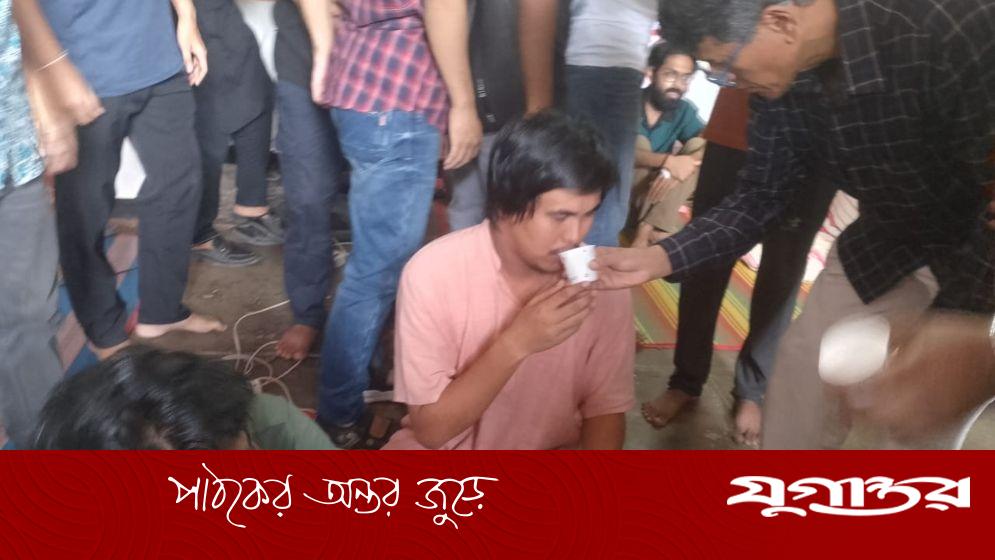 ৫২ ঘণ্টা পর অনশন ভাঙলেন চবির ৯ শিক্ষার্থী