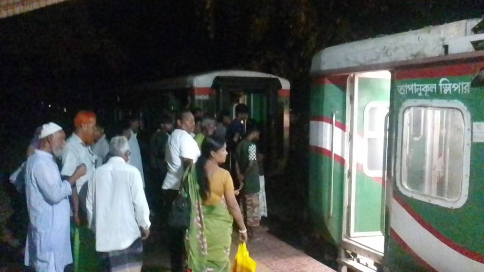 ইঞ্জিন থেকে বগি বিচ্ছিন্ন, অল্পের জন্য রক্ষা পেল শত শত যাত্রী
