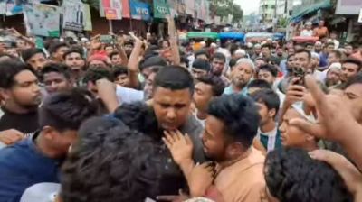 ছাত্র-জনতাকে জড়িয়ে ধরে অঝোরে কাঁদলেন ইউএনও