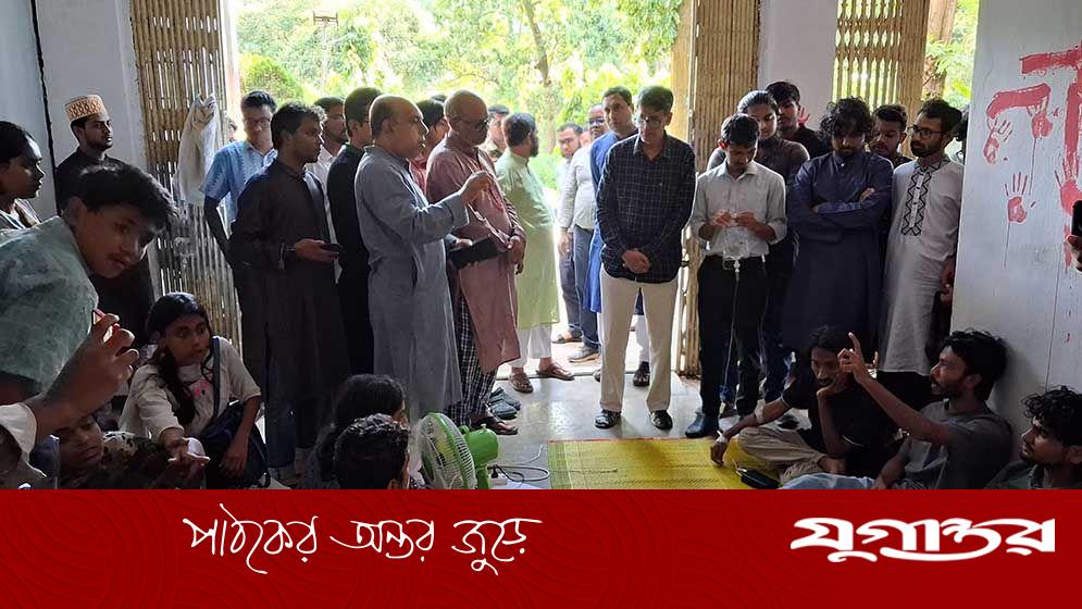৫২ ঘণ্টা পর অনশন ভাঙলেন চবির ৯ শিক্ষার্থী