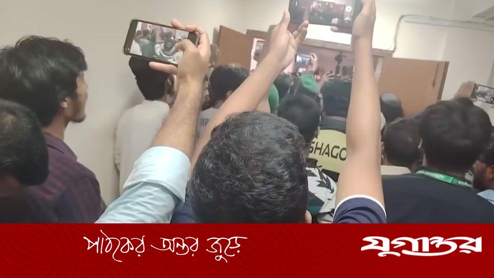 ‘আল্লাহু আকবার’ স্লোগানে প্রকম্পিত জাবির সিনেট ভবন