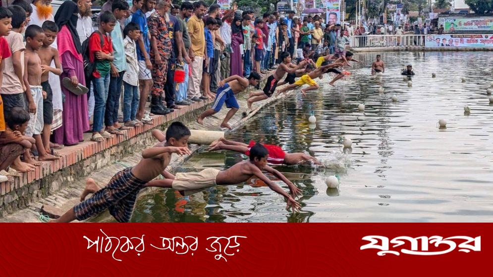 চাঁদপুরে তারুণ্যের উৎসব জেলা প্রশাসক কাপ সাঁতার প্রতিযোগিতা