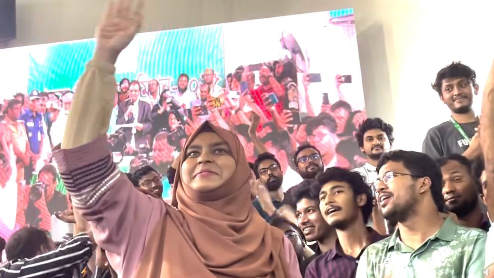 মেঘলার নাম ঘোষণা করতেই ‘হিজাব’ স্লোগানে মুখরিত জাবি সিনেট ভবন