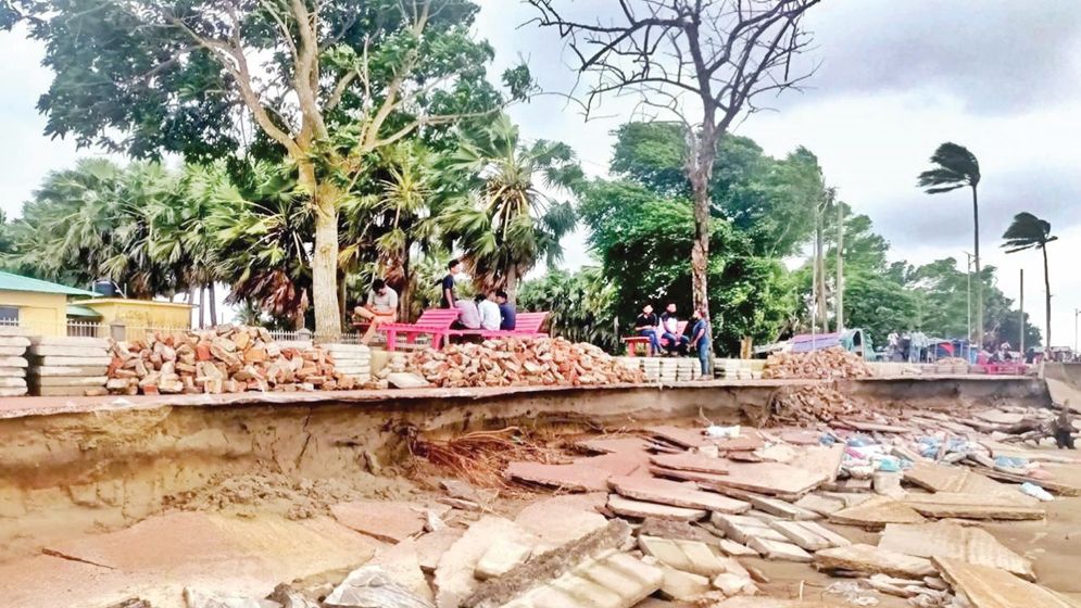 সাগরের পেটে লোকালয় হুমকির মুখে কুয়াকাটা