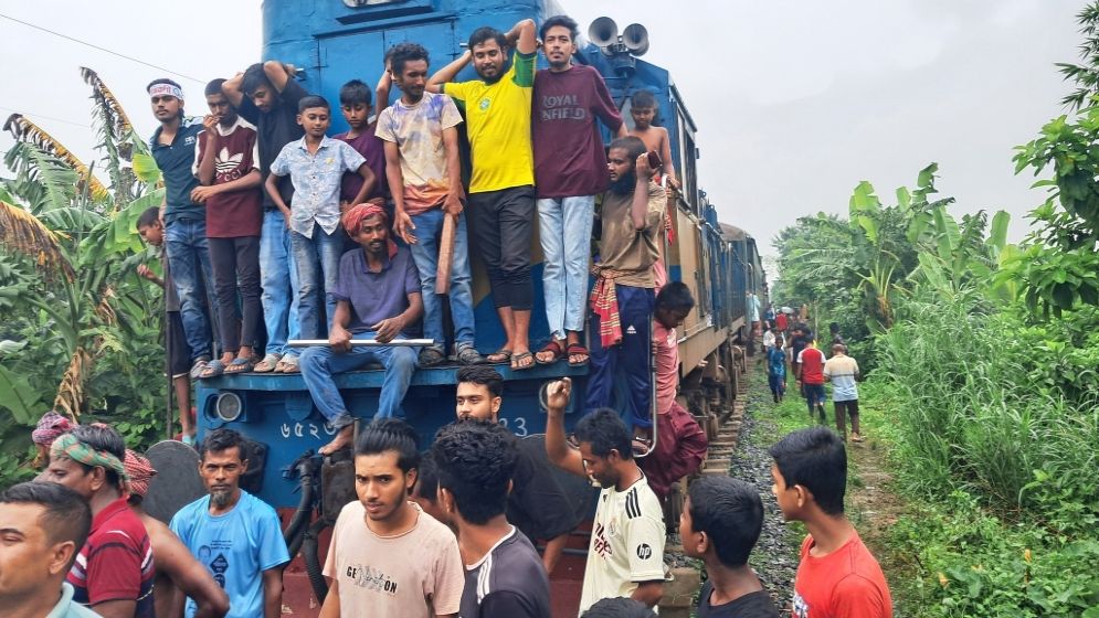 ভাঙ্গায় সীমানা পুনর্বিন্যাস নিয়ে দুই মহাসড়কে অবরোধ, রেল চলাচল বন্ধ