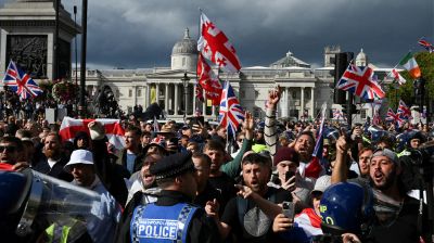 লন্ডনে অভিবাসনবিরোধী বিক্ষোভে লাখো মানুষের ঢল