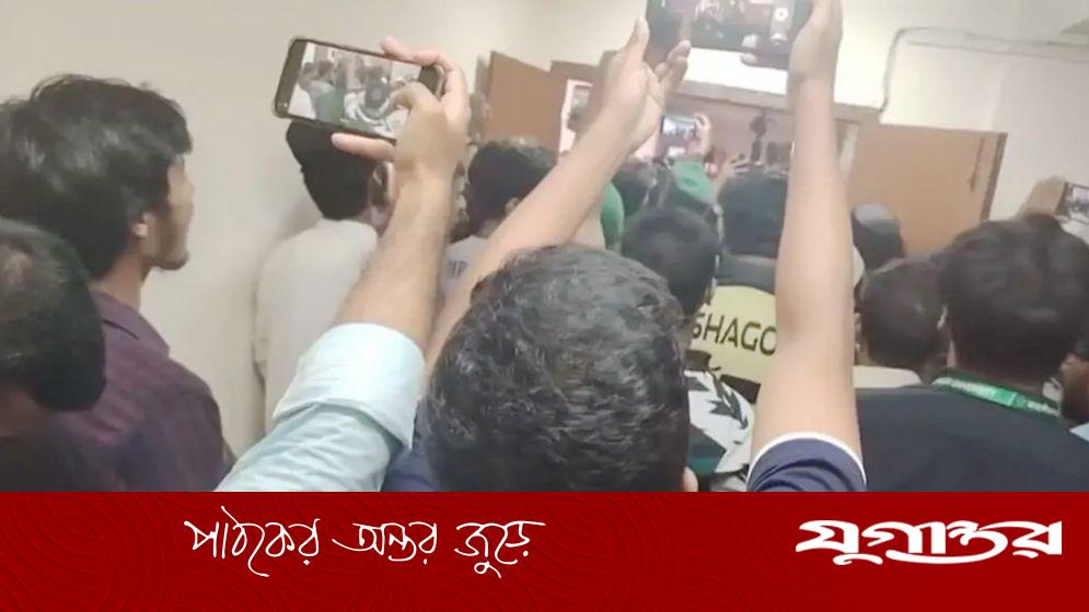 শাহবাগের বিচার দাবিতে উত্তাল জাবির সিনেট ভবন