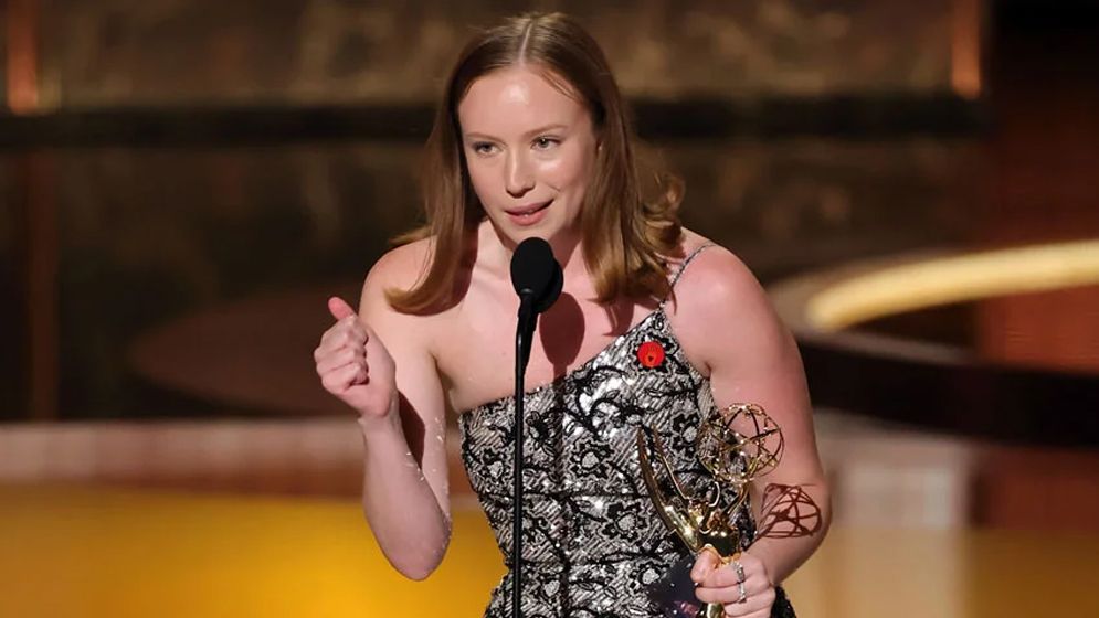 এমি জিতে মঞ্চেই ‘ফ্রি প্যালেস্টাইন’ স্লোগান দিলেন ইহুদি বংশোদ্ভূত হান্না