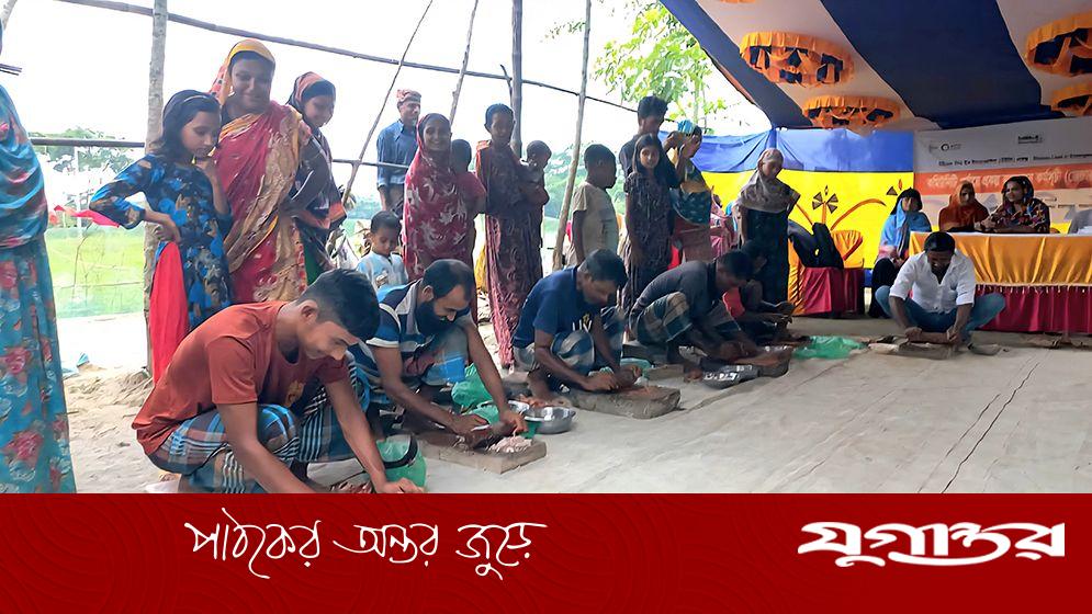 স্ত্রীদের সামনে পেঁয়াজ-মরিচ বাটলেন স্বামীরা