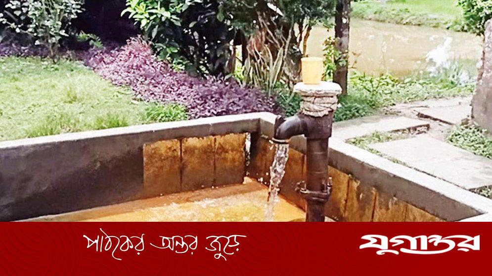 মোটর ও চাপ দেওয়া ছাড়াই পানি উঠছে নলকূপে!