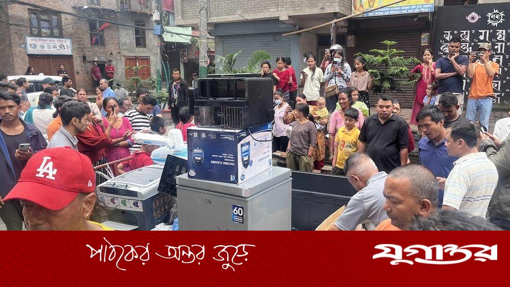 নেপালে লুট করা জিনিস ফিরিয়ে দেওয়ার অনন্য দৃশ্য