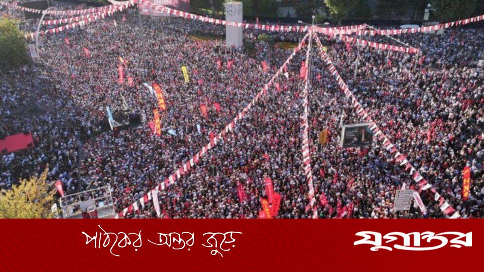 আদালতের রায় ঘিরে বিরোধীদের বিক্ষোভ, চাপের মুখে এরদোগান