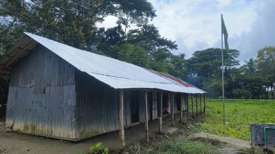 ৩৫ বছরেও হয়নি বিদ্যালয়ের পাকা ভবন, ছয় মাসই থাকে জলমগ্ন