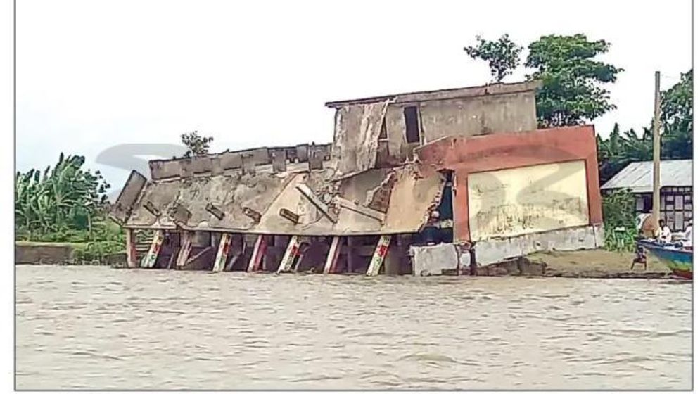 ভেদরগঞ্জে পদ্মার পেটে অর্ধকোটি টাকার স্কুল
