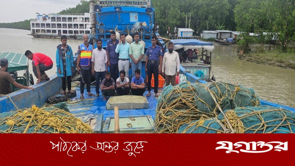 রাঙ্গাবালীতে অবৈধ ট্রলিং বোট জব্দ, তিন জেলে গ্রেফতার