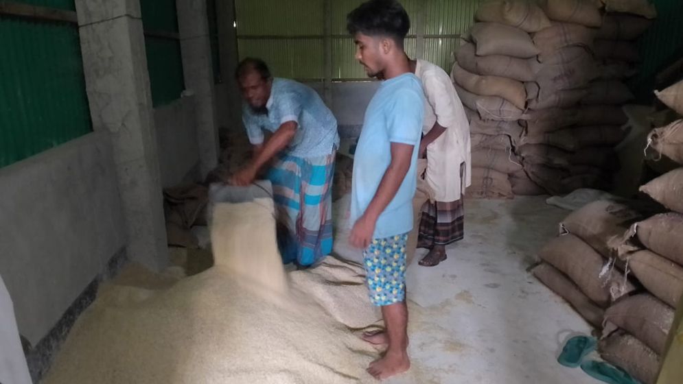 খাদ্যবান্ধব কর্মসূচিতে নিম্নমানের চাল বিতরণের ঘটনায় গুদাম সিলগালা