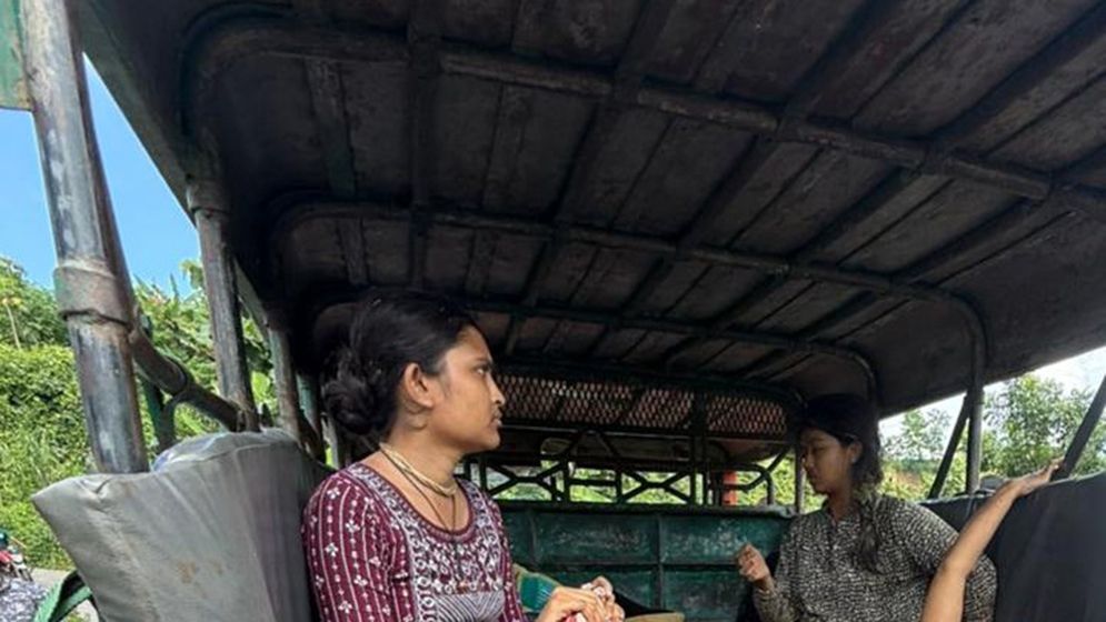 দুর্ঘটনায় আহত শিক্ষার্থীদের হাসপাতালে নেওয়া হচ্ছে