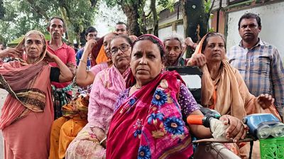 তাঁতী দল নেতাকে গ্রেফতারের দাবিতে এলাকাবাসী থানায়