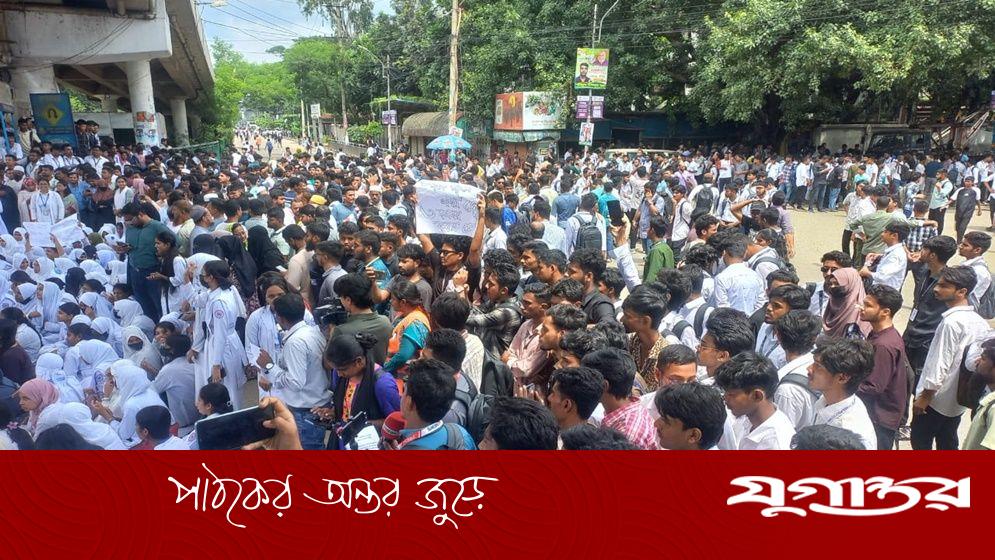 সাতরাস্তায় শিক্ষার্থীদের অবরোধ, যান চলাচল বন্ধ