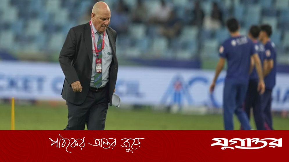 রেফারি ক্ষমা চাওয়ায় মাঠে ফিরল পাকিস্তান