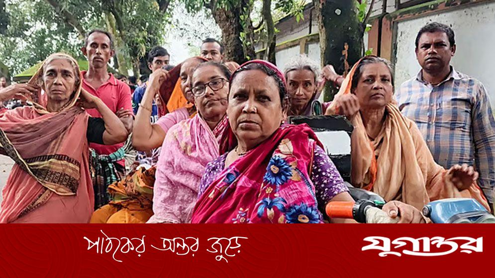 তাঁতী দল নেতাকে গ্রেফতারের দাবিতে এলাকাবাসী থানায়